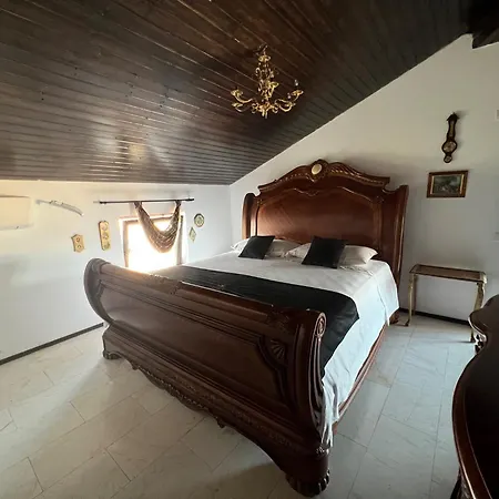 Πανσιόν Canada Castle 4*